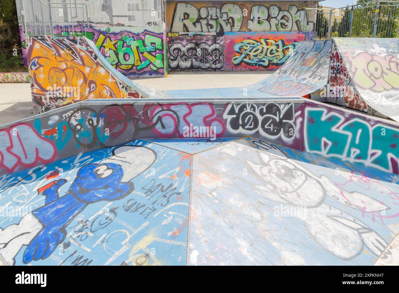 Der Skatepark ist mit lebendiger Graffiti-Kunst bedeckt und zeigt eine Fusion aus urbaner Kunst und Erholungsraum in lissabon Stockfoto