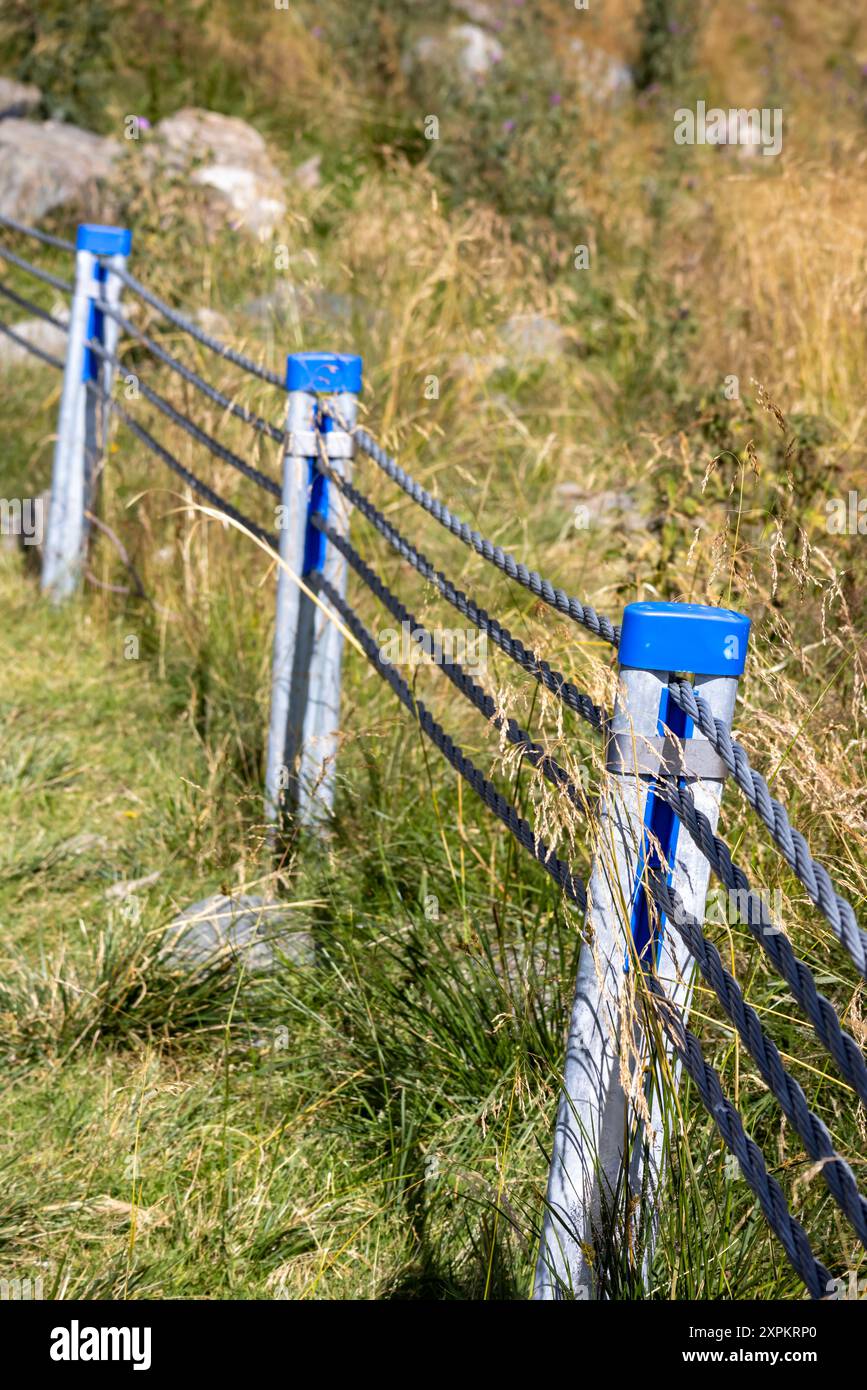 Bergsicherheit mit Kabelzaun Stockfoto