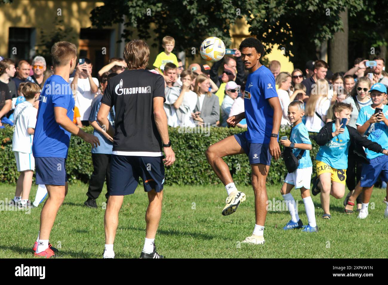 Sankt Petersburg, Russland. August 2024. Wilson Isidor, vom Zenit-Fußballverein, der während eines offenen Trainings am Zenit FC auf dem Senatsplatz in der Nähe der St. Isaak-Kathedrale in Sankt Petersburg vor dem Zenit St. Petersburg – FC Dynamo Moskau in der russischen Premier League zu sehen war. (Foto: Maksim Konstantinov/SOPA Images/SIPA USA) Credit: SIPA USA/Alamy Live News Stockfoto