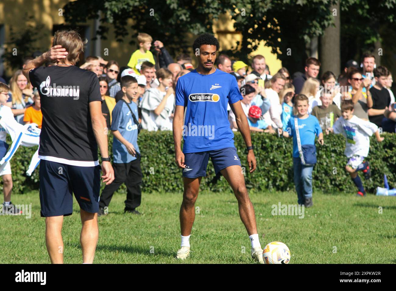 Sankt Petersburg, Russland. August 2024. Wilson Isidor, vom Zenit-Fußballverein, der während eines offenen Trainings am Zenit FC auf dem Senatsplatz in der Nähe der St. Isaak-Kathedrale in Sankt Petersburg vor dem Zenit St. Petersburg – FC Dynamo Moskau in der russischen Premier League zu sehen war. Quelle: SOPA Images Limited/Alamy Live News Stockfoto