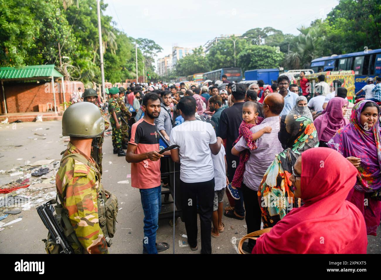 Dhaka, Bangladesch. August 2024. Fußgänger stehen vor der Residenz des Premierministers von Bangladesch. Am 5. August trat Sheikh Hasina aus dem Amt des Premierministers von Bangladesch zurück und flog von Bangladesch nach Indien. Die Proteste in Bangladesch, die im Juli als von Studenten geführte Demonstrationen gegen die Einstellungsregeln der Regierung begannen, gipfelten am 5. August, als der Premierminister flüchtete und das Militär ankündigte, eine Interimsregierung zu bilden. (Foto: Piyas Biswas/SOPA Images/SIPA USA) Credit: SIPA USA/Alamy Live News Stockfoto