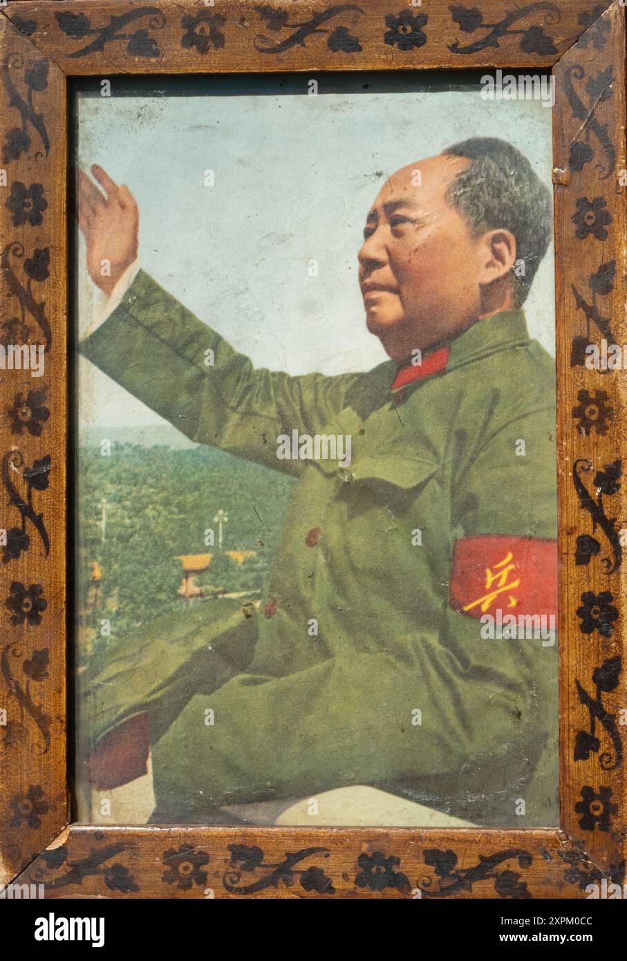 Ein alter hölzerner Bilderrahmen mit einem Foto von Mao Zedong, das 1966 die Rote Garde am Tiananmen-Turm traf. Stockfoto