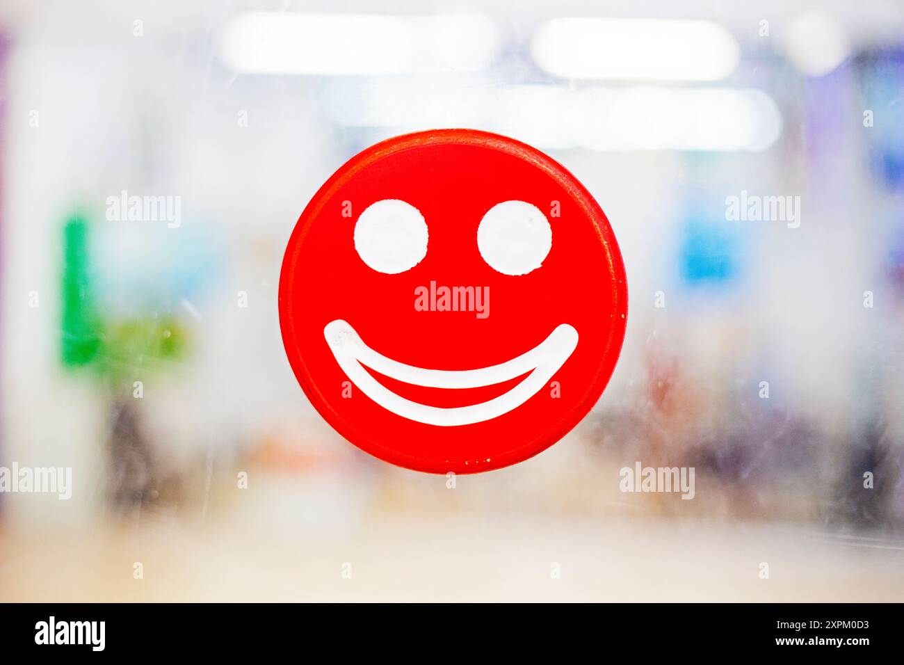 Dekorativer roter Smiley an der Tür zum Entwicklungszentrum. Zurück zur Schule Stockfoto