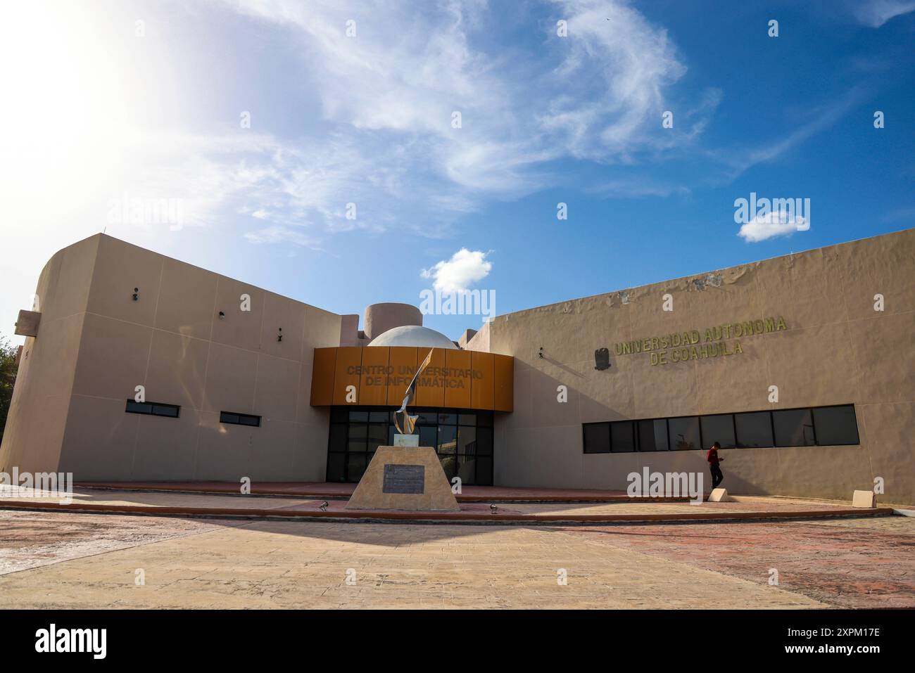 Chrome-Skulptur am Universitäts-Informatikzentrum, Infoteca in Nueva Rosita Coahuila Mexiko 2024 (Foto: Luis Gutierrez / Norte Photo) Escultura cromada en el Centro Universitario de Informática , Infoteca en Nueva Rosita Coahuila Mexiko 2024 (Foto por Luis Gutierrez / Norte Photo ) Stockfoto