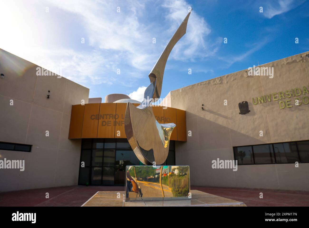 Chrome-Skulptur am Universitäts-Informatikzentrum, Infoteca in Nueva Rosita Coahuila Mexiko 2024 (Foto: Luis Gutierrez / Norte Photo) Escultura cromada en el Centro Universitario de Informática , Infoteca en Nueva Rosita Coahuila Mexiko 2024 (Foto por Luis Gutierrez / Norte Photo ) Stockfoto