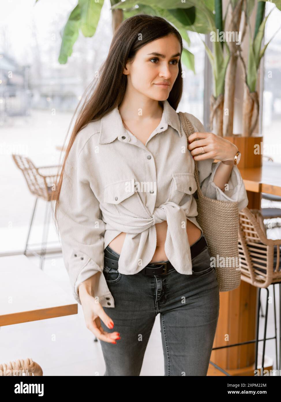 Brünette stilvolle attraktive Frau spazieren im Café Stockfoto