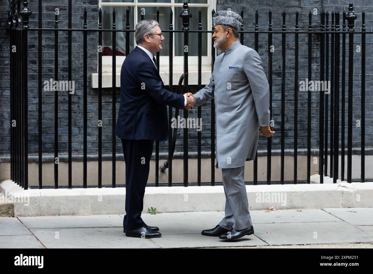 London, Großbritannien. August 2024. Der britische Premierminister Keir Starmer begrüßt den Sultan von Oman Haitham bin Tariq Al Said in der Downing Street. (Foto: Tejas Sandhu/SOPA Images/SIPA USA) Credit: SIPA USA/Alamy Live News Stockfoto