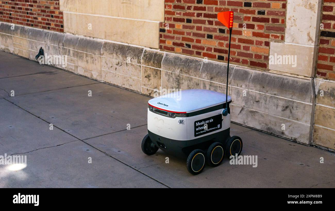 Ein Raumschiff-Roboter auf dem Campus der UCLA, autonomer Lieferdienst Stockfoto