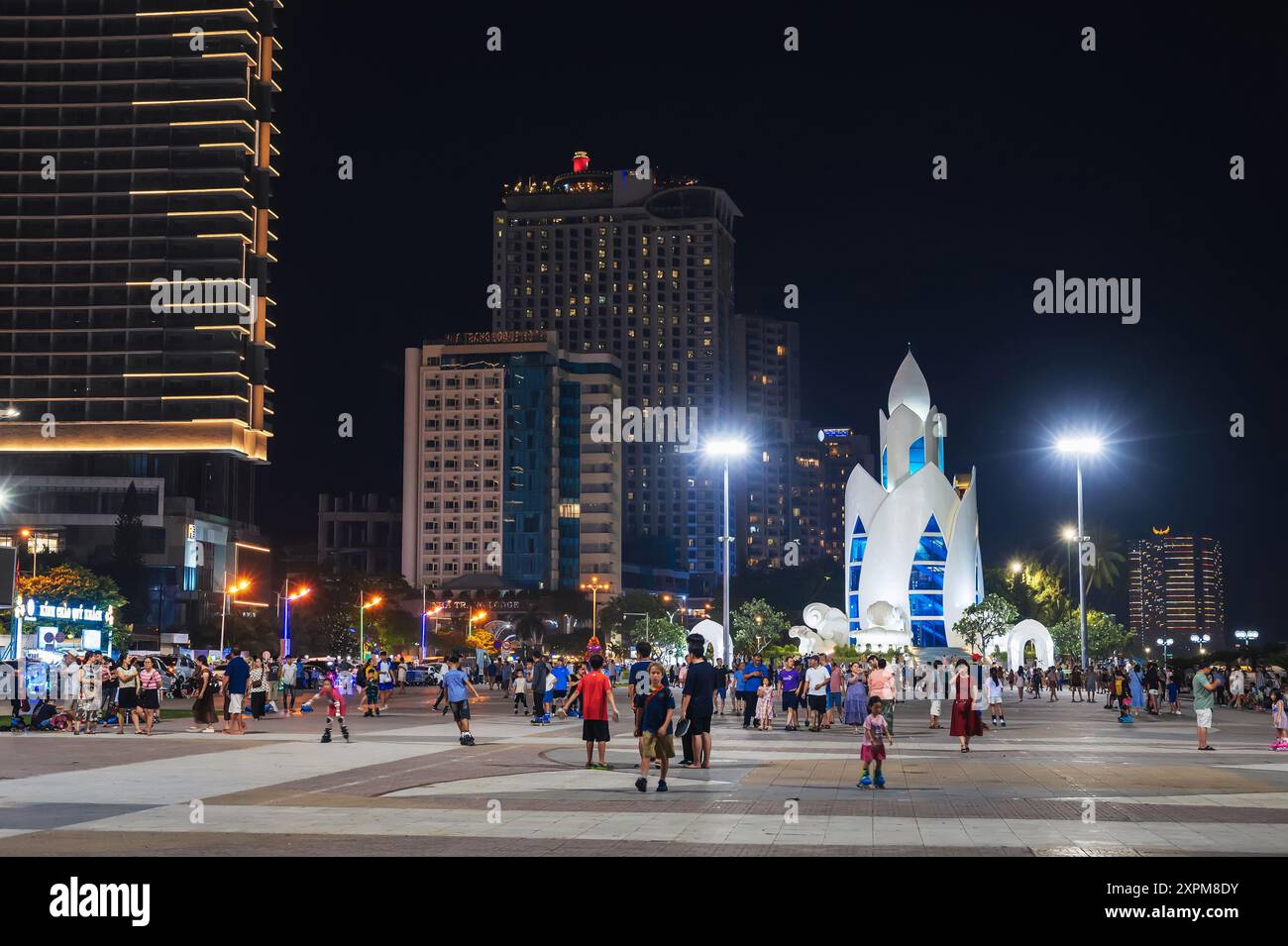 Thap Tram Huong Tower auf dem zentralen Platz in Nha Trang Stadt bei Nacht. Nha Trang, Vietnam - 24. Juli 2024 Stockfoto
