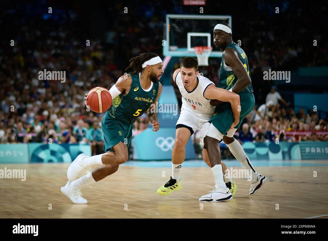 Paris, Frankreich. August 2024. Patrick Mills aus Australien und Vanja Marinkovic Serbien, Basketball, Männer-Viertelfinale zwischen Serbien und Australien während der Olympischen Spiele Paris 2024 am 6. August 2024 in der Arena Bercy in Paris, Frankreich - Foto Federico Pestellini/Panoramic/DPPI Media Credit: DPPI Media/Alamy Live News Stockfoto