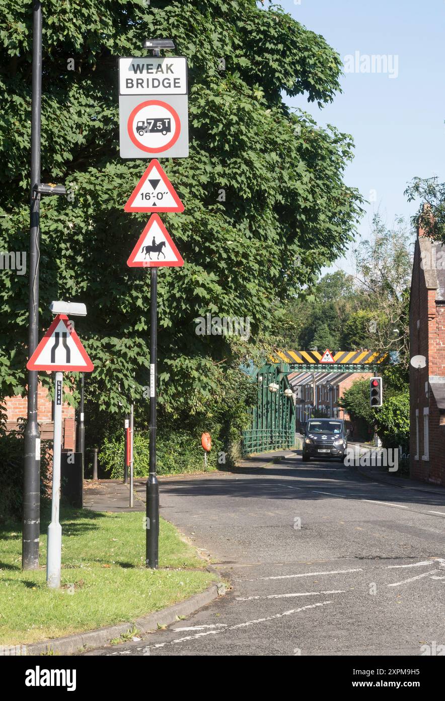 Warnschild für schwache Brücke, Fatfield Bridge, England, Großbritannien Stockfoto