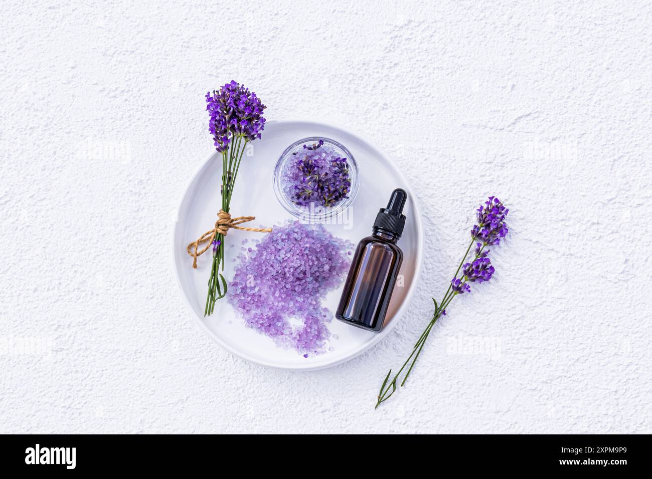 Kosmetische Mittel auf Basis von Lavendelblütenöl zur Selbstpflege. Spa-Behandlungen, Aromatherapie, Massage, Bio-Naturkosmetik. Draufsicht. Stockfoto