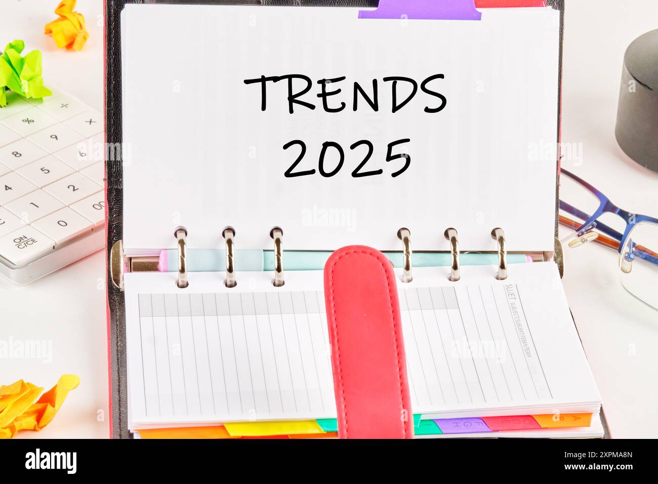 Symbol für konzeptionelle Trends 2025. Kopierbereich. Trends 2025 Wörter in einem offenen Notizbuch auf weißem Hintergrund Stockfoto