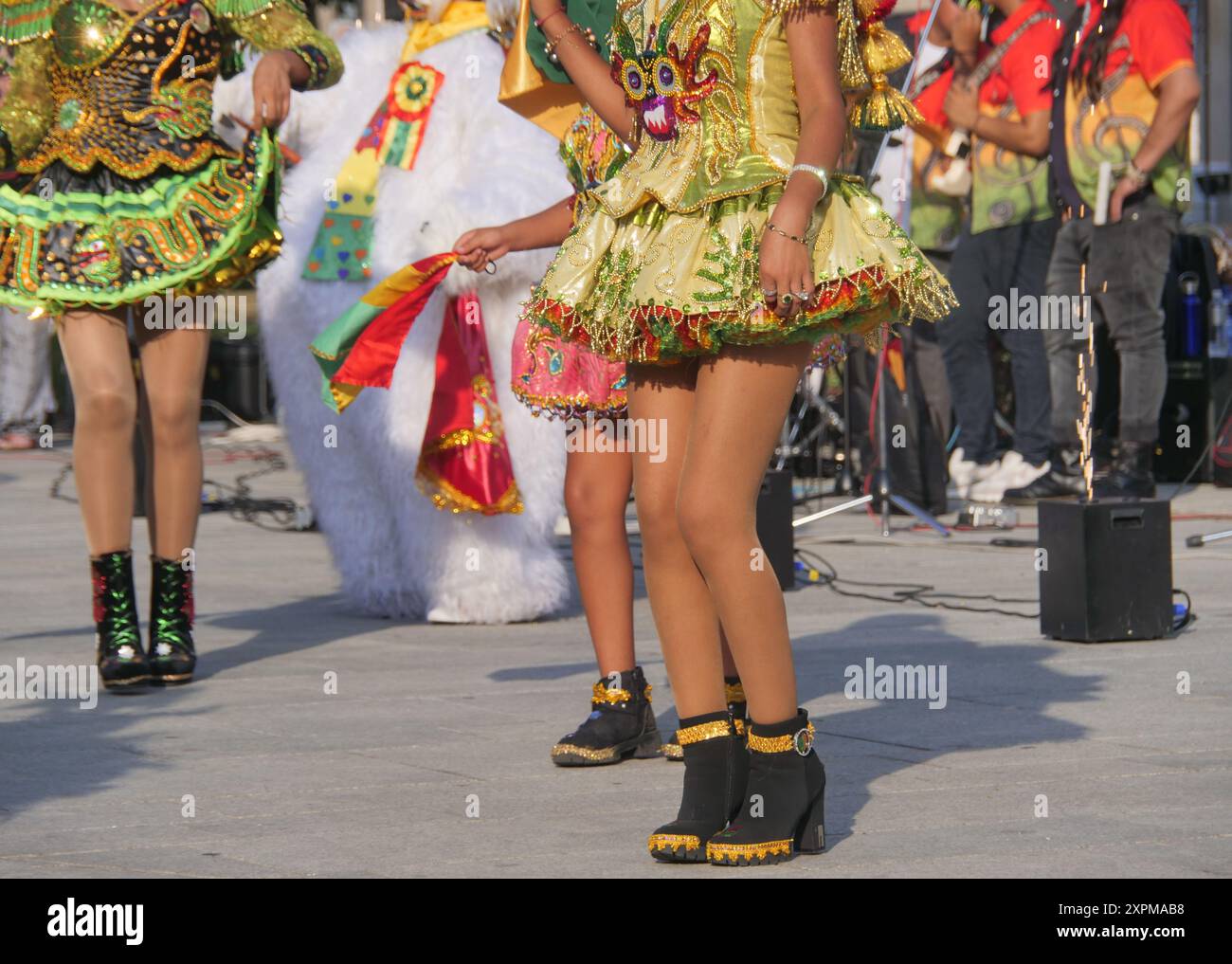 Bolivianische Kostümfeier auf dem Metteotti-Platz Bergamo, Lombardei, Italien Stockfoto