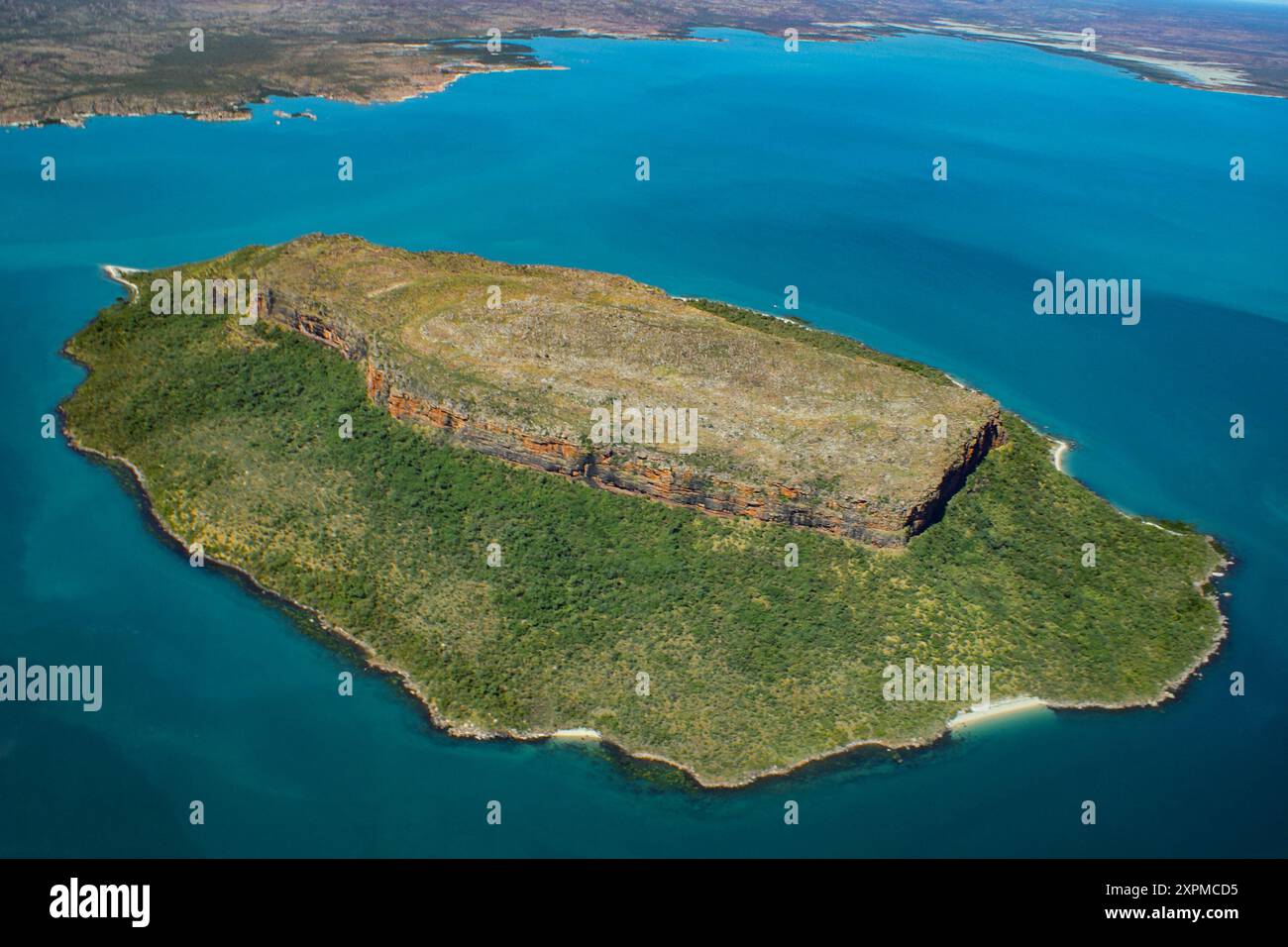 Aus der Vogelperspektive auf die steile Head Island im blauen Wasser des Admiralty Gulf vor der East Kimberley Coast in Western Australia Stockfoto