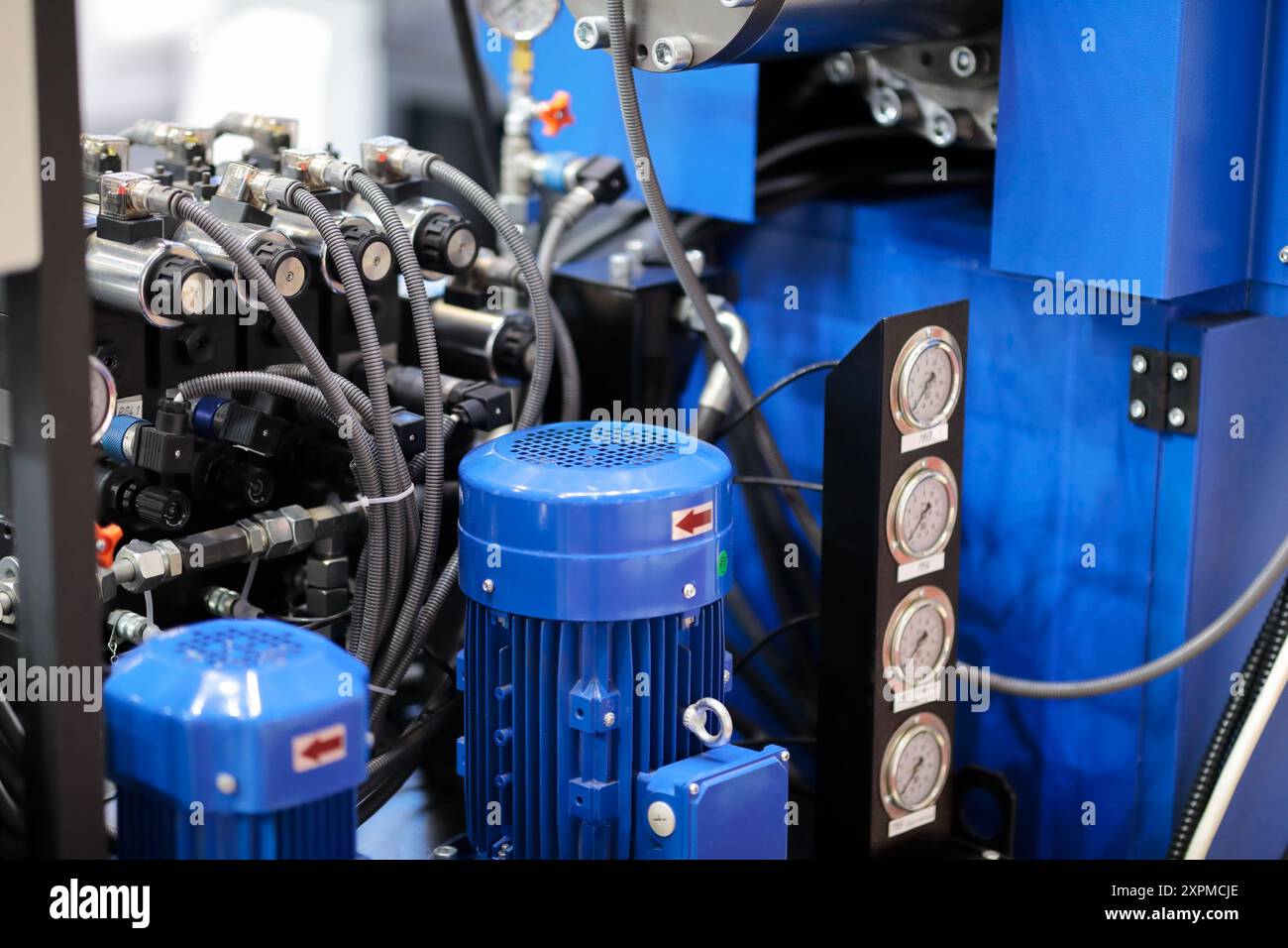 Nahaufnahme der Hydraulik- und Elektroanlagen der industriellen Fertigungsmaschine. Selektiver Fokus. Stockfoto