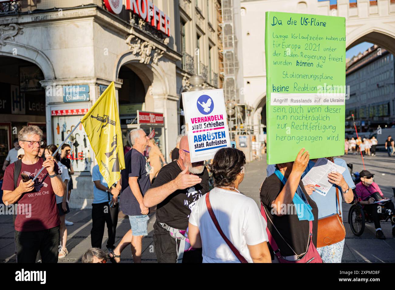 München, Deutschland. August 2024. Hunderte von Menschen versammelten sich am 6. August 2024 in München, um der Toten und Opfer anlässlich des 79. Jahrestages der Atombombenangriffe auf Hiroshima zu gedenken und gegen Krieg und Atombomben zu protestieren. Ein rechtsextremer ideologischer Streamer ( Helge stark ) versuchte den Protest zu filmen und wurde von Aktivisten, die ihn meist nicht kannten, durchweg schikaniert und behindert. (Foto: Alexander Pohl/SIPA USA) Credit: SIPA USA/Alamy Live News Stockfoto