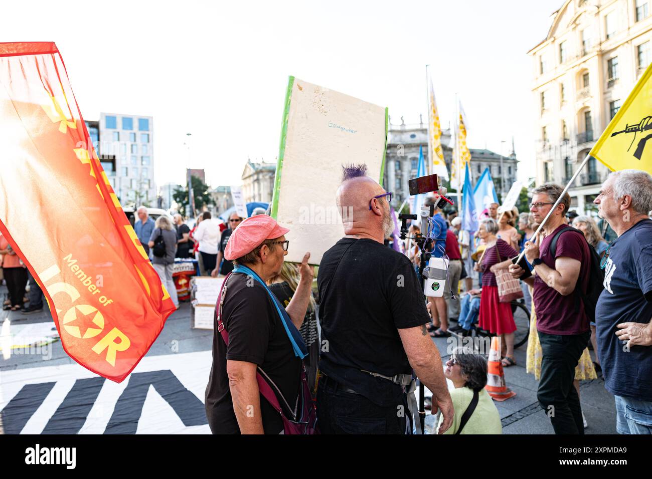 München, Deutschland. August 2024. Hunderte von Menschen versammelten sich am 6. August 2024 in München, um der Toten und Opfer anlässlich des 79. Jahrestages der Atombombenangriffe auf Hiroshima zu gedenken und gegen Krieg und Atombomben zu protestieren. Ein rechtsextremer ideologischer Streamer ( Helge stark ) versuchte den Protest zu filmen und wurde von Aktivisten, die ihn meist nicht kannten, durchweg schikaniert und behindert. (Foto: Alexander Pohl/SIPA USA) Credit: SIPA USA/Alamy Live News Stockfoto