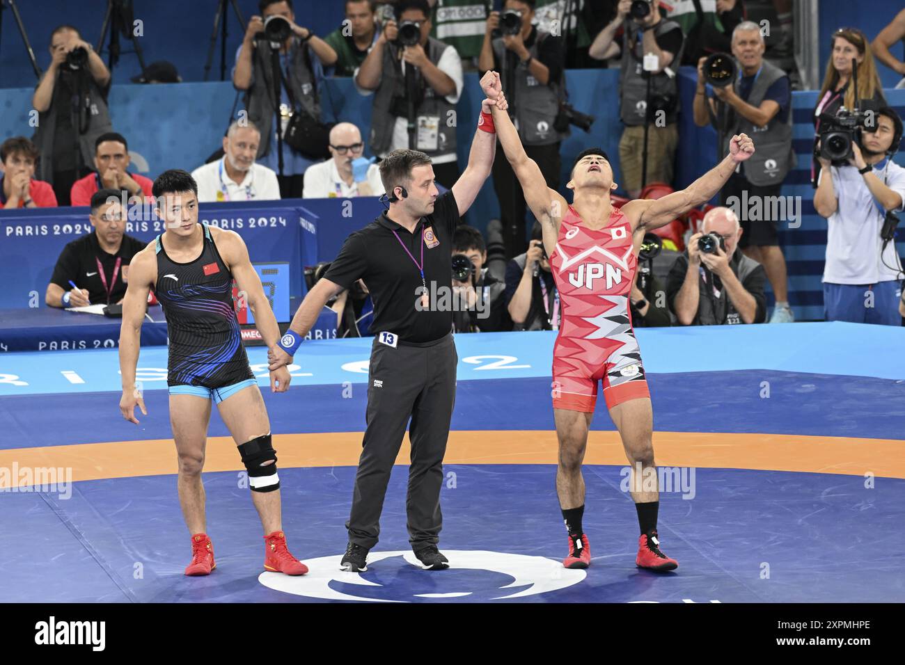 Kenichiro Fumita (Japan) gegen Cao Liguo (China), Wrestling, Greco-Roman 60 kg-Finale der Männer während der Olympischen Spiele Paris 2024 am 6. August 2024 in der Champ-de-Mars Arena in Paris, Frankreich - Foto Federico Pestellini / Panorama / DPPI Media Stockfoto