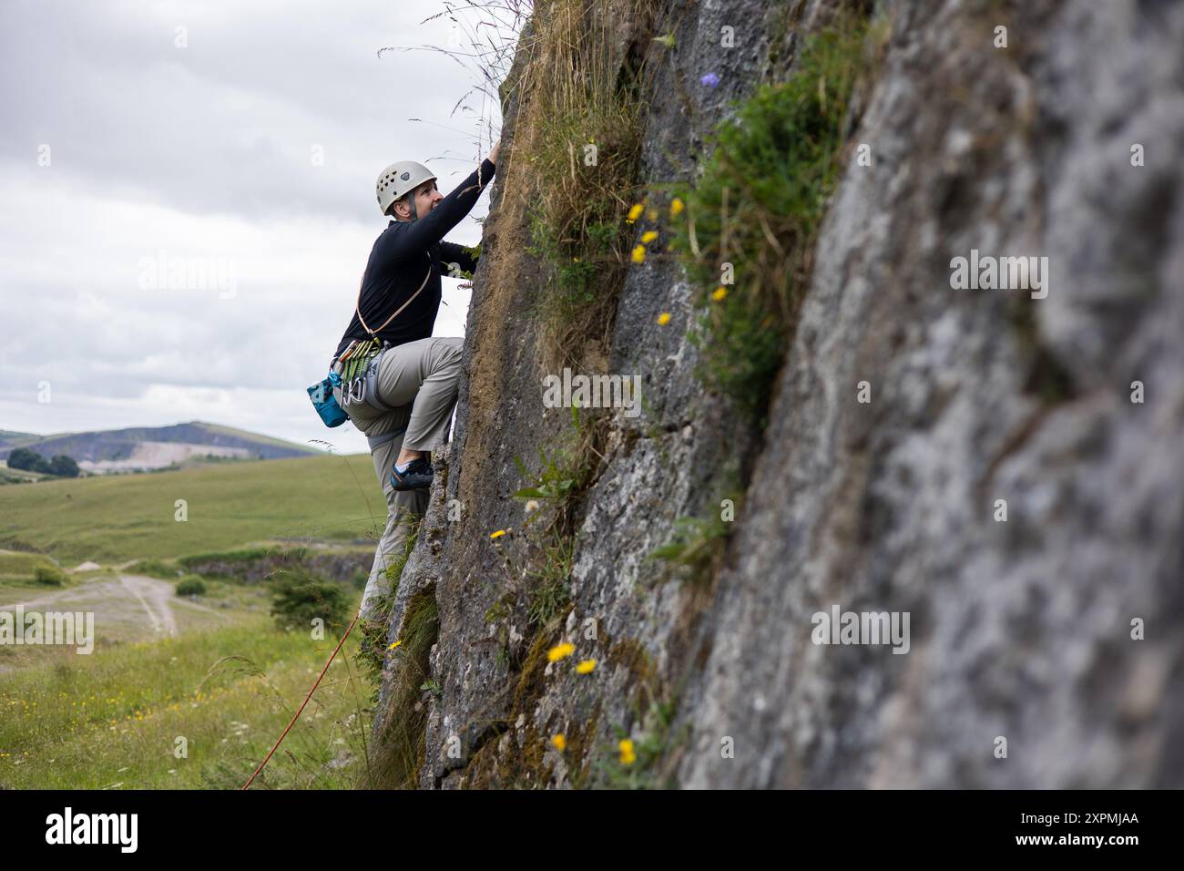 Männlicher Rock Climber im Harpur Hill Quarry, Buxton, Peak District, England Stockfoto