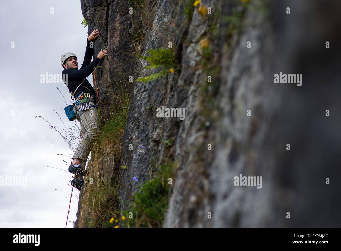 Männlicher Rock Climber im Harpur Hill Quarry, Buxton, Peak District, England Stockfoto