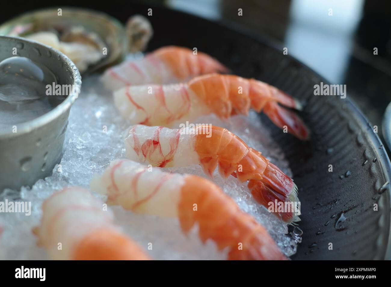 Rohe frische Garnelen auf Eis in einem Restaurant Stockfoto