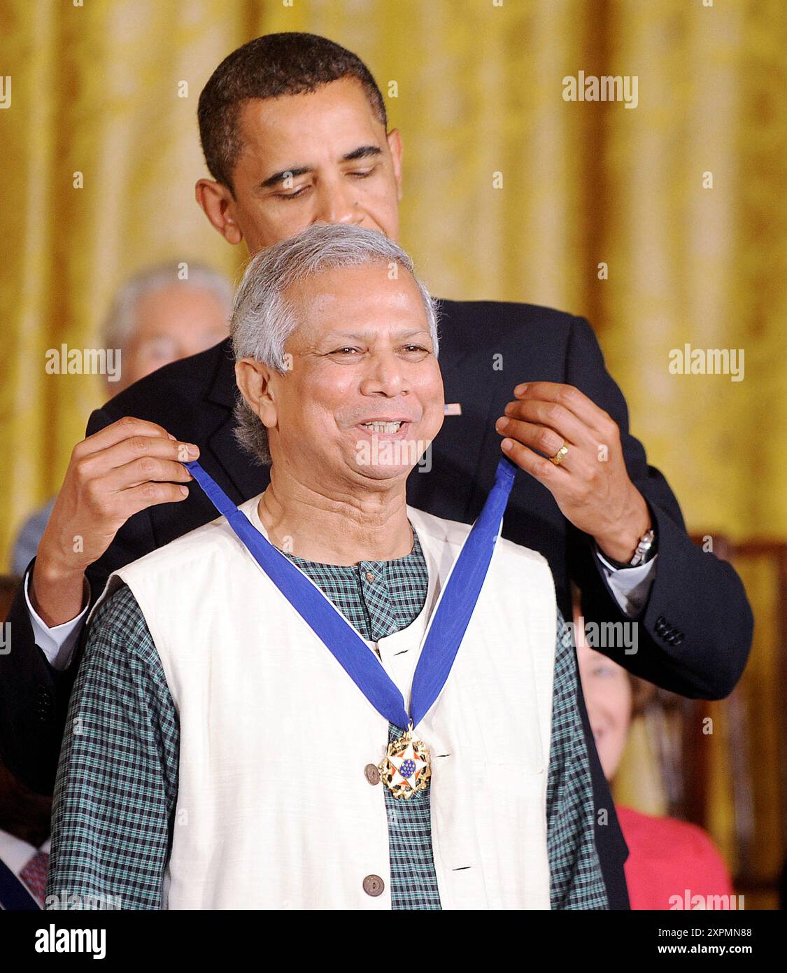 Aktenfoto vom 12. August 2009 von US-Präsident Barack Obama überreicht Professor Muhammad Yunus aus Bangladesch die Presidential Medal of Freedom während einer Zeremonie im East Room des Weißen Hauses in Washington, DC, USA. Bangladeschs Nobelpreisträger Muhammad Yunus wird die Interimsregierung des Landes führen, nachdem der ehemalige Premierminister Scheich Hasina zurückgetreten und aus dem Land geflohen ist, während eines Massenaufstandes gegen ihre Herrschaft, der hauptsächlich von Studenten geführt wird. Die Ankündigung am frühen Mittwoch kam von Joynal Abedin, dem Pressesprecher von Präsident Mohammed Shahabuddin. Foto: Olivier Douliery/ABACAPRES Stockfoto