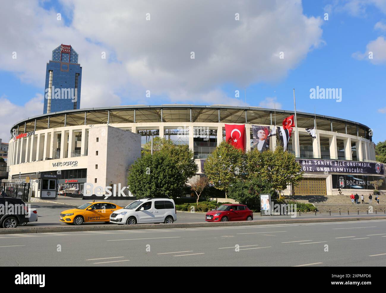 ISTANBUL, TÜRKEI-10. NOVEMBER 2021: Das Vodafone Park Stadium ist Heimstadion des Besiktas Football Clubs und des wunderschönen Herbsthimmels Stockfoto