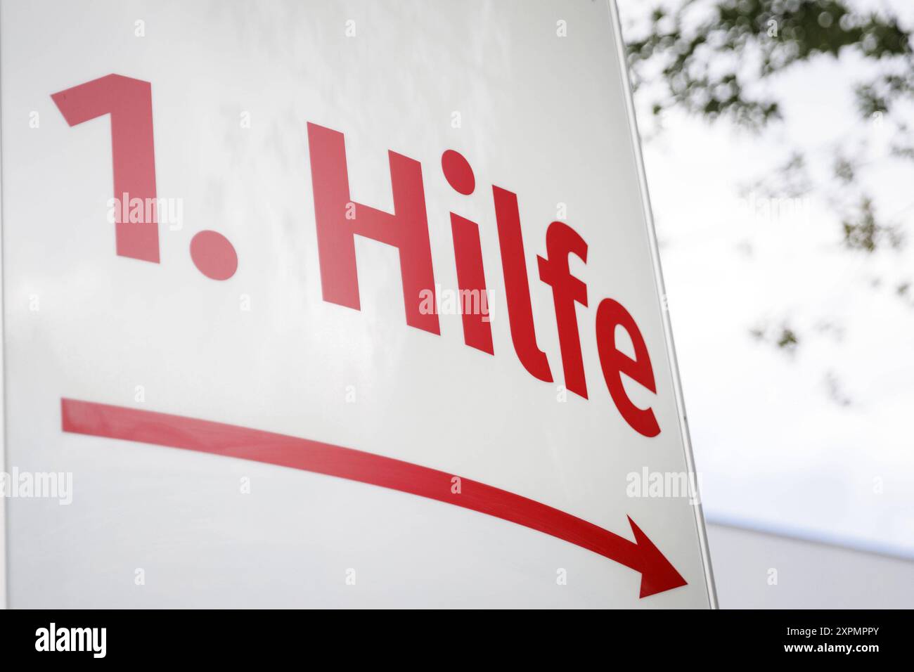 Ein Schild am Krankenhaus Köln weist auf erste Hilfe hin. Berlin, 05.08.2024. Berlin Deutschland *** Ein Schild am Koepenick Hospital steht für erste Hilfe Berlin, 05 08 2024 Berlin Deutschland Copyright: XKiraxHofmann/photothek.dex Stockfoto