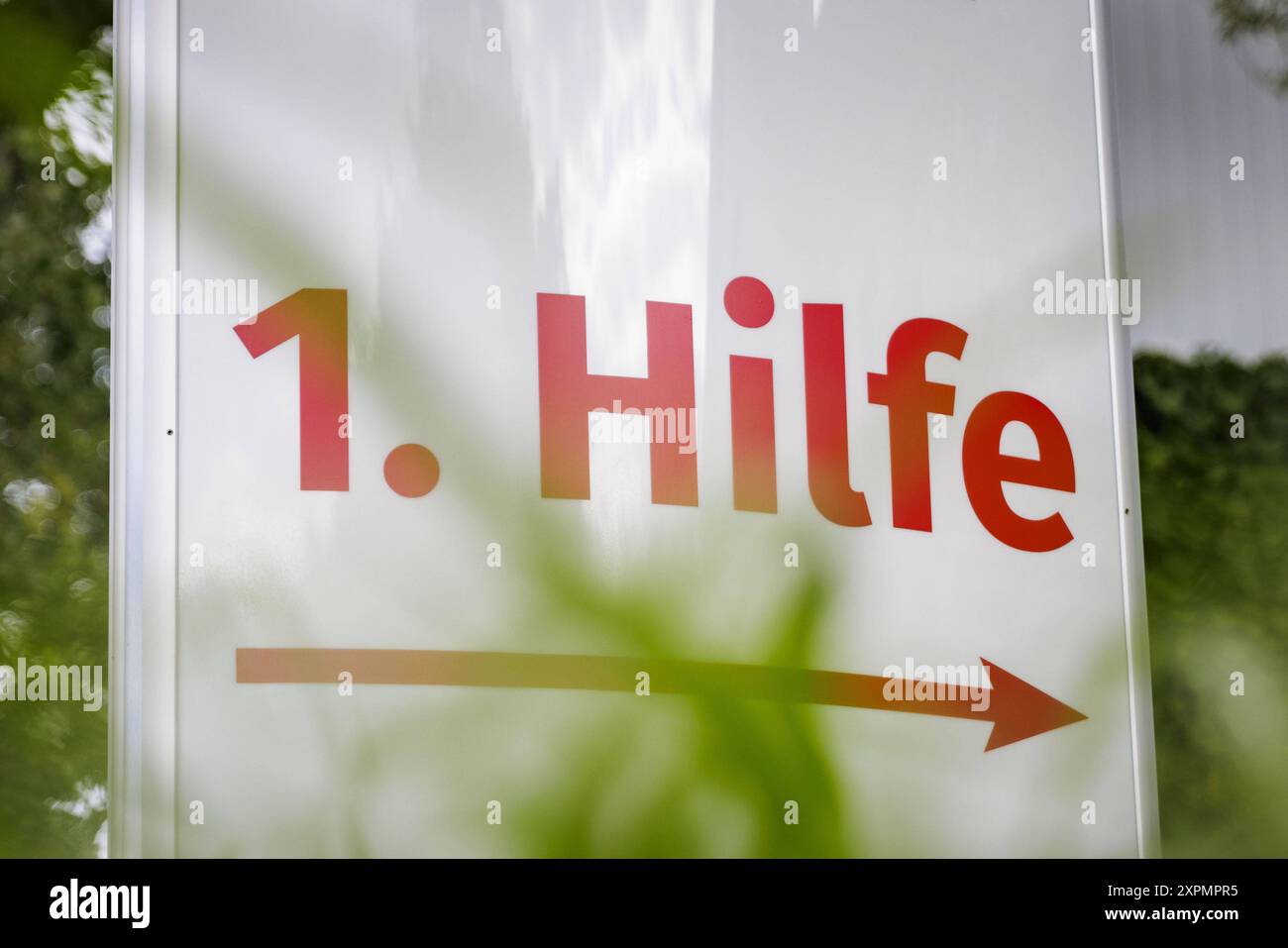 Ein Schild weist auf erste Hilfe hin. Berlin, 05.08.2024. Berlin Deutschland *** Ein Schild steht für erste Hilfe Berlin, 05 08 2024 Berlin Deutschland Copyright: XKiraxHofmann/photothek.dex Stockfoto