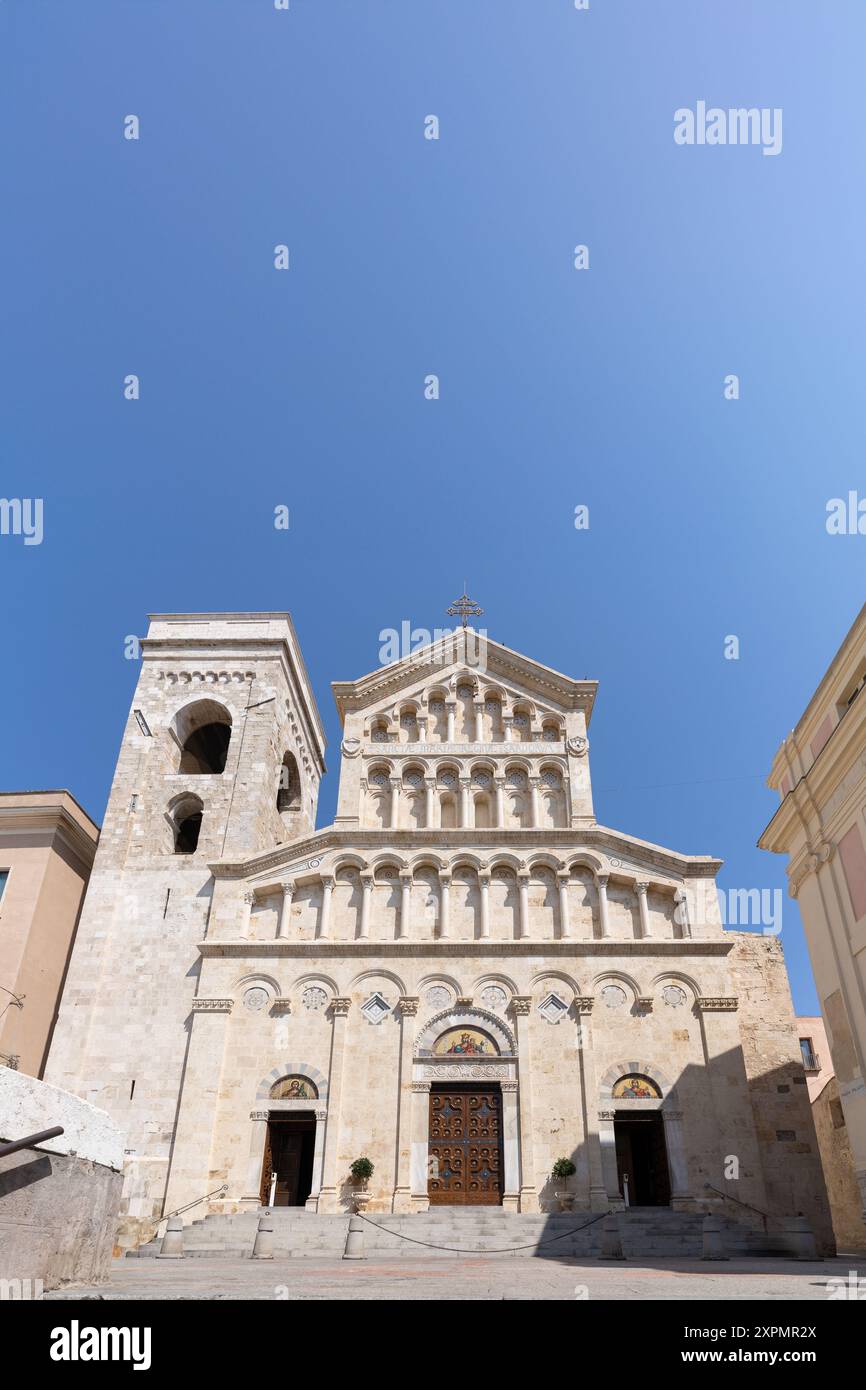 Cagliari, Italien - 22. August 2023: Fassade der Kathedrale Santa Maria in Cagliari, Sardinien, mit einem klaren blauen Himmel. Die architektonischen Details und Stockfoto