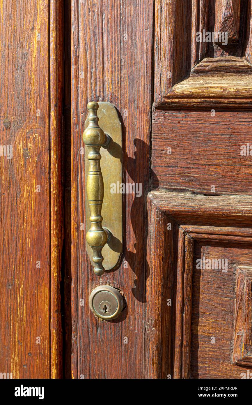Alte braune Holztür mit antiken Griffen, Detail einer Tür Stockfoto