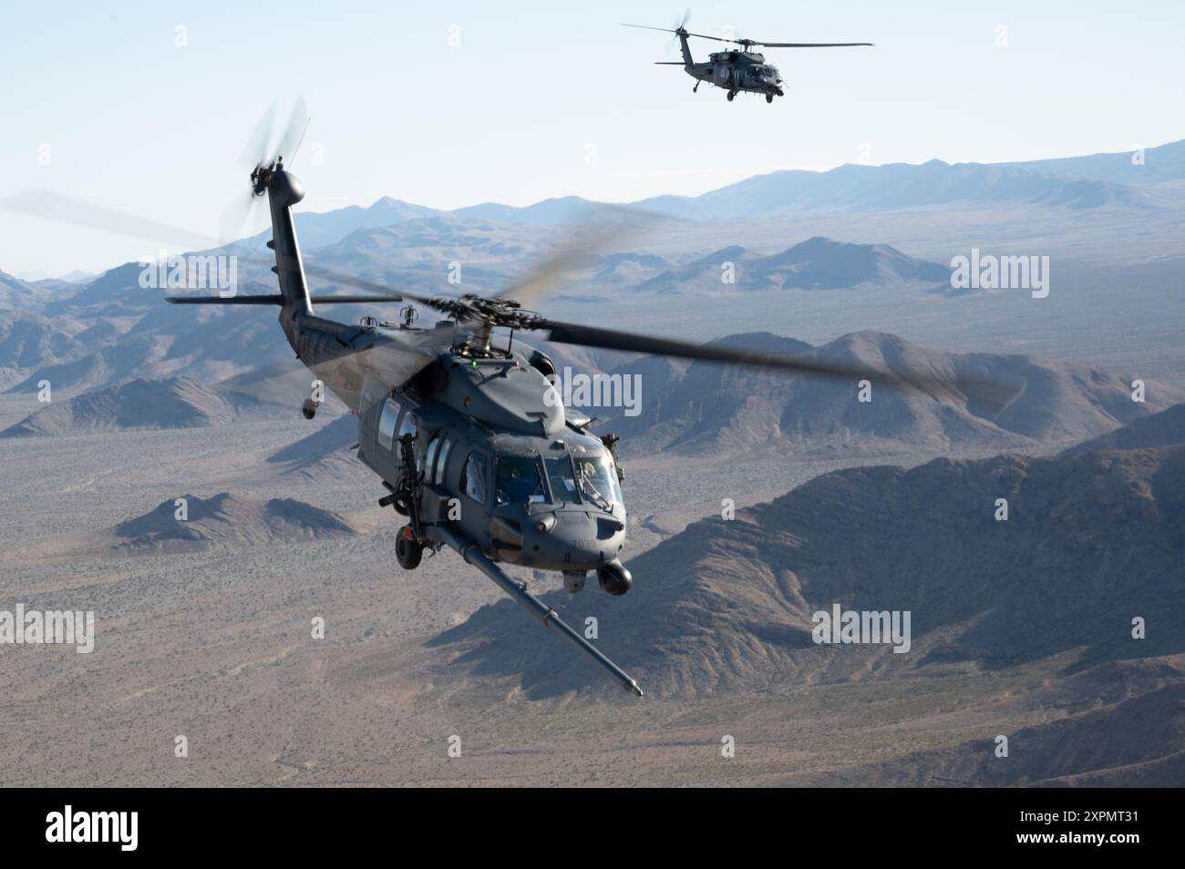 Zwei HH-60G Pave Hawks von der 101st Recuse Squadron, New York Air National Guard, nehmen Luft-zu-Luft-Betankungsoperationen während der Red Flag-Nellis 23- Stockfoto