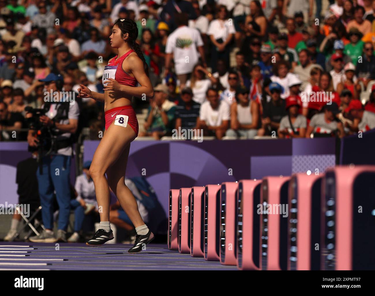 Paris, Frankreich. August 2024. Wu Yanni aus China reagiert vor den 100-m-Hürden der Frauen in der 1. Runde der Leichtathletik bei den Olympischen Spielen 2024 in Paris, Frankreich, 7. August 2024. Quelle: Li Ming/Xinhua/Alamy Live News Stockfoto