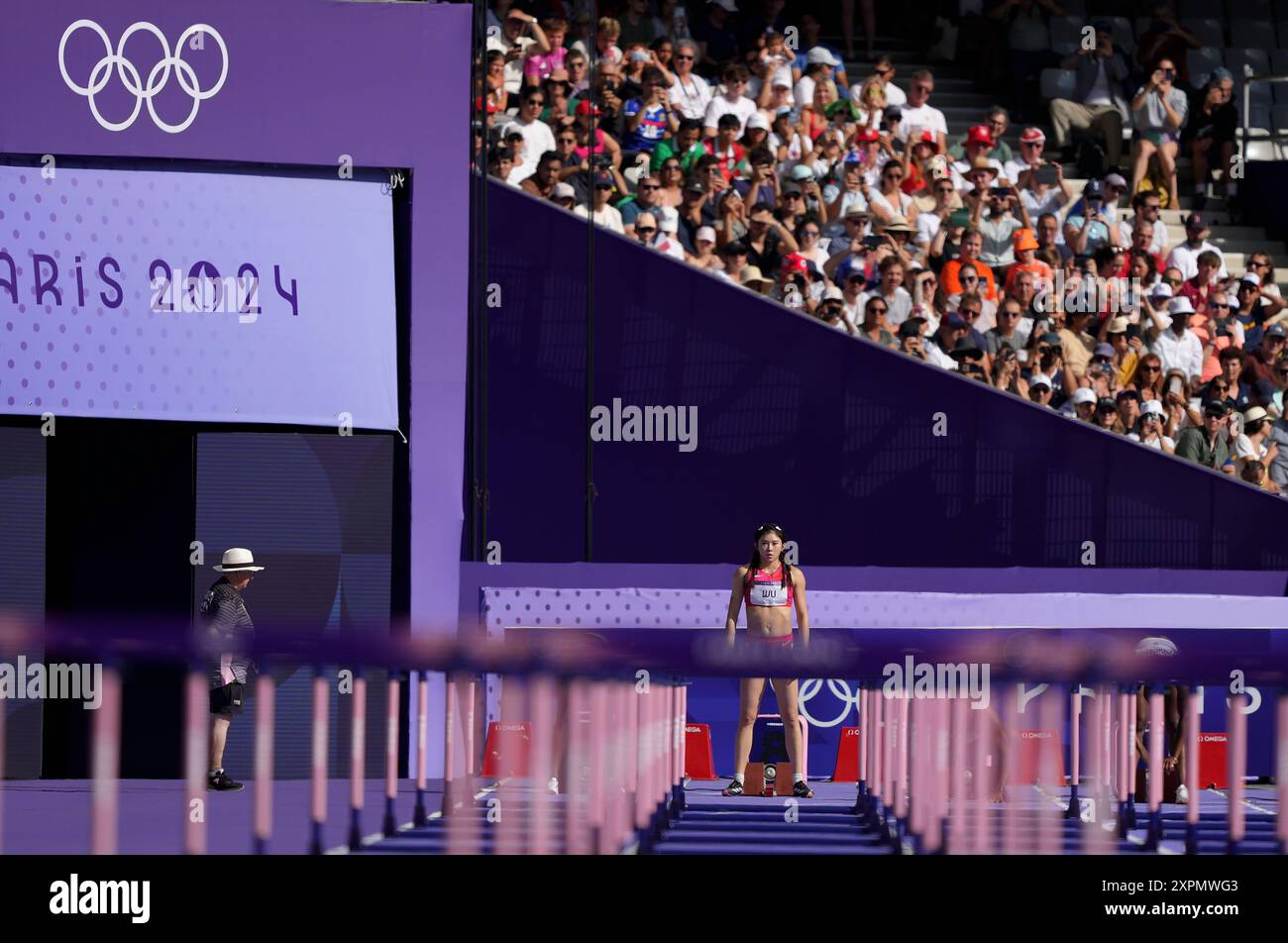 Paris, Frankreich. August 2024. Wu Yanni aus China reagiert vor den 100-m-Hürden der Frauen in der 1. Runde der Leichtathletik bei den Olympischen Spielen 2024 in Paris, Frankreich, 7. August 2024. Quelle: Lui Siu Wai/Xinhua/Alamy Live News Stockfoto