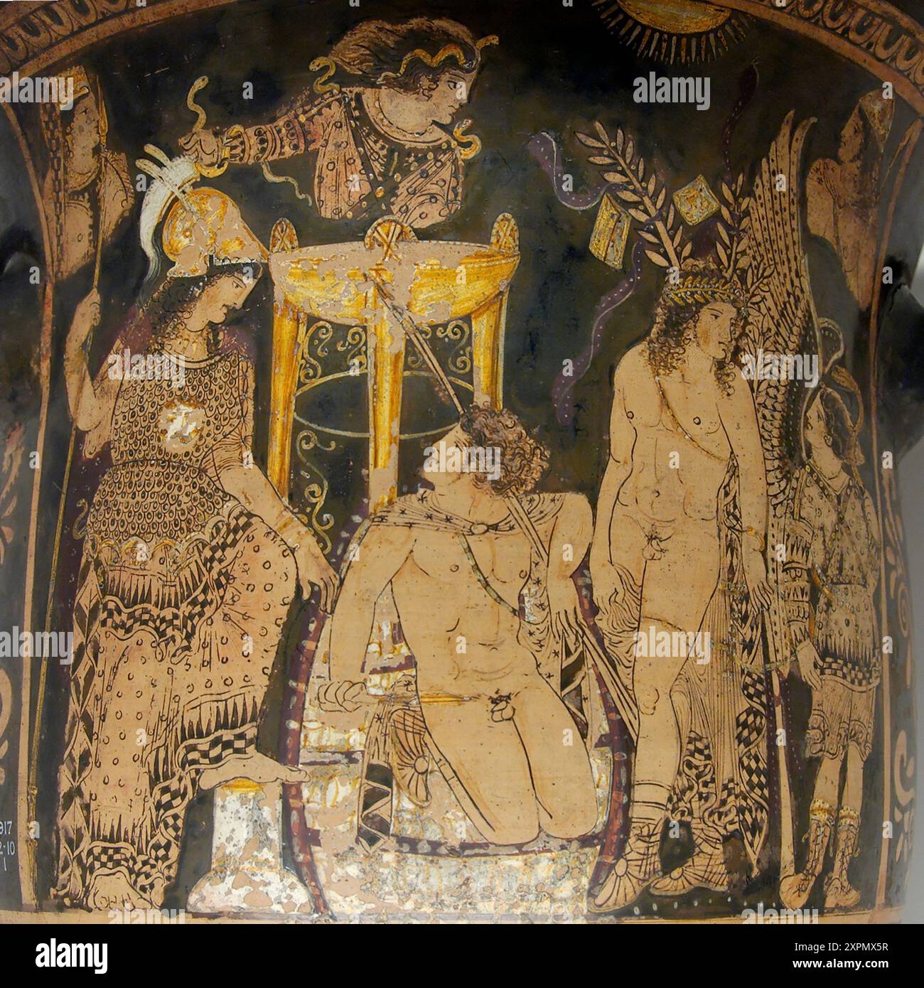 Töpferwaren: Roter Glockenkrater (Weinschale) mit Orestes kniend neben dem Omphalos und dem Stativ bei Delphi, als er Zuflucht vor den rächenden Furien sucht. Athena und Apollo greifen in seinem Namen ein und er wird von der Ermordung seiner Mutter befreit. Paestan-Glockenkrater mit roter Gestalt, um 330 v. Chr Stockfoto