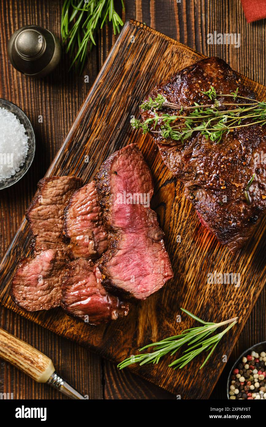 Nahaufnahme des in Scheiben geschnittenen Rindersteaks mit gegrilltem Oberteil von oben Stockfoto