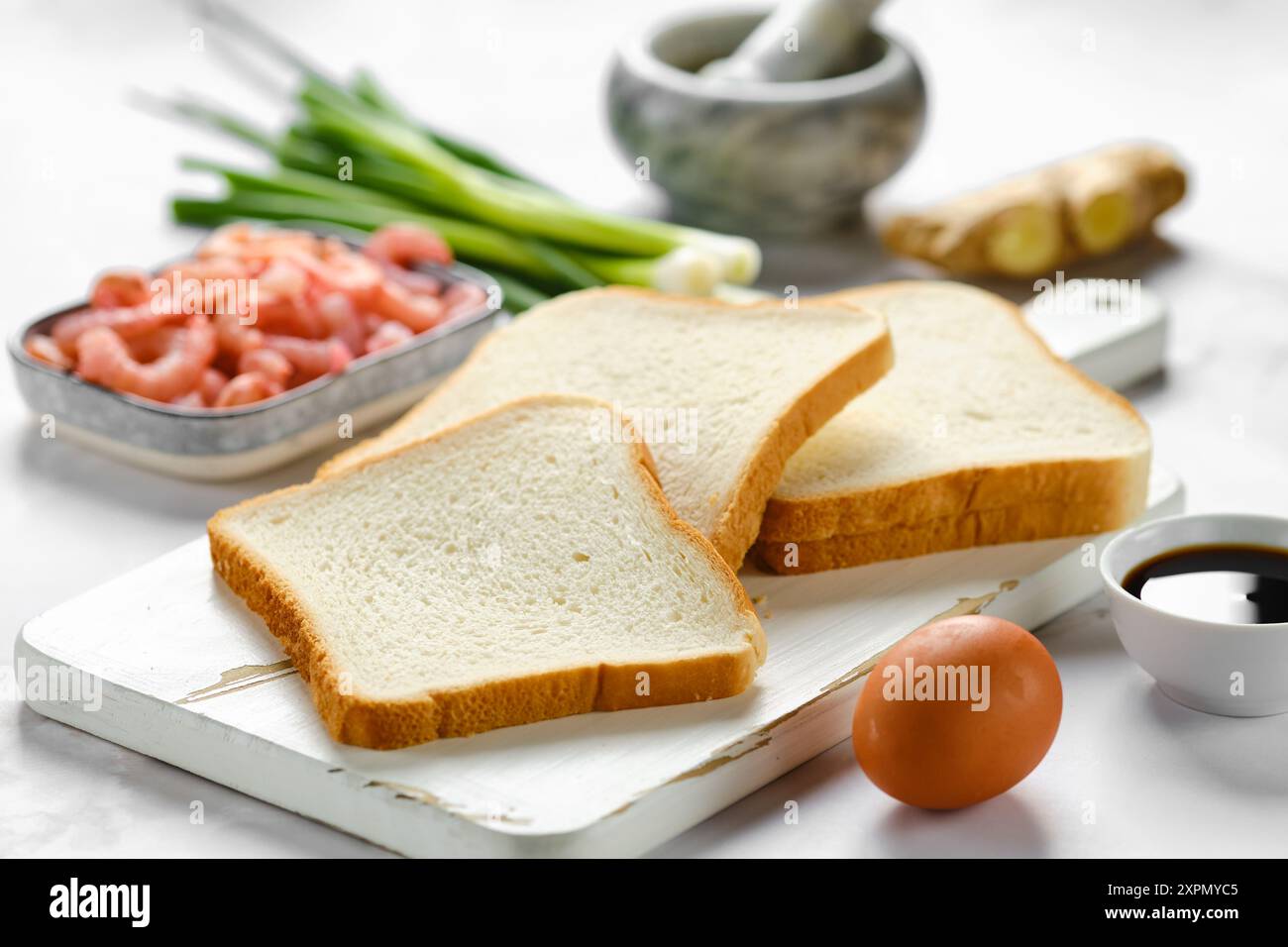 Brotscheiben für Toast und Zutaten für gesunde Lebensmittel auf einem Tisch Stockfoto