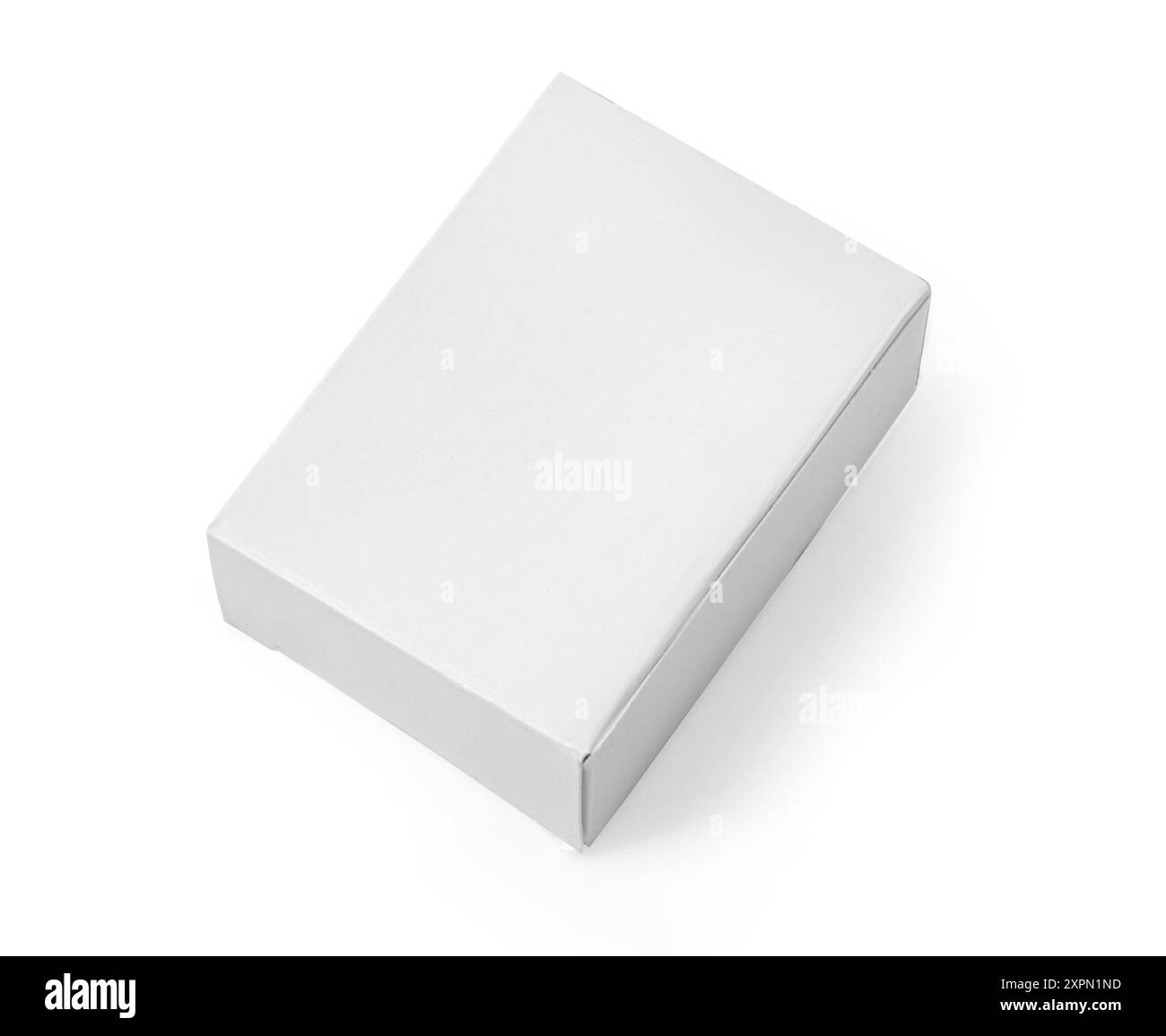 Leere Verpackung, weißer Karton, isoliert auf weißem Hintergrund mit einer umrandeten Bahn, bereit für das Produktdesign Stockfoto