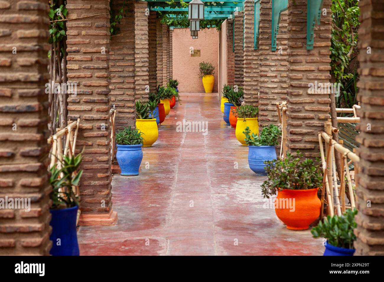 Anordnung mehrfarbiger Töpfe in den Wegen des Majorelle Gartens in Marrakesch Stockfoto