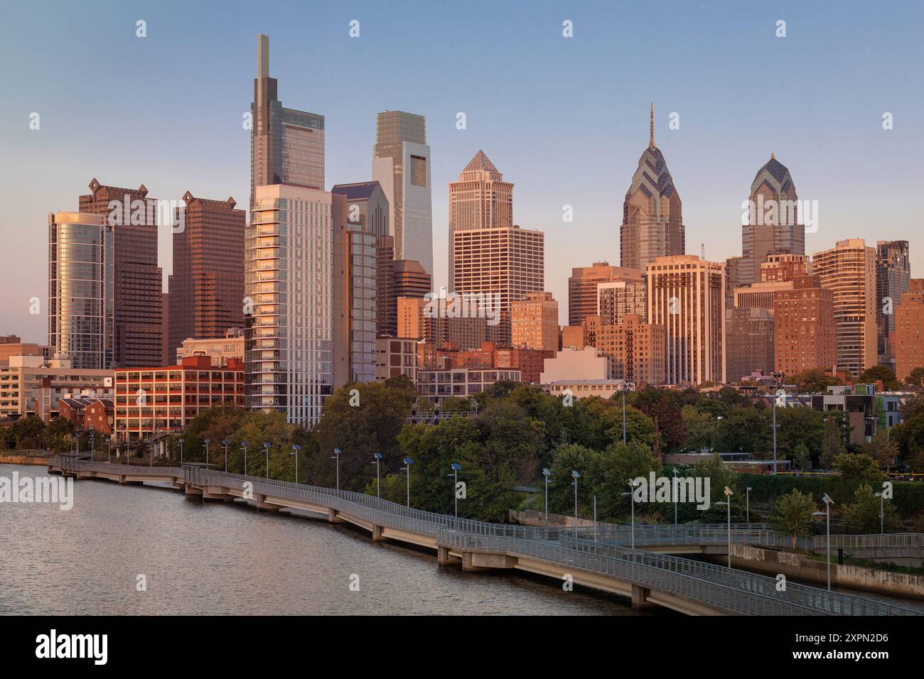 Philadelphia Downtown Skyline mit dem Schuylkill River. Wunderschönes Sonnenuntergangslicht. Schuylkill River Trail im Hintergrund. Die Skyline der Stadt leuchtet unter der Be Stockfoto