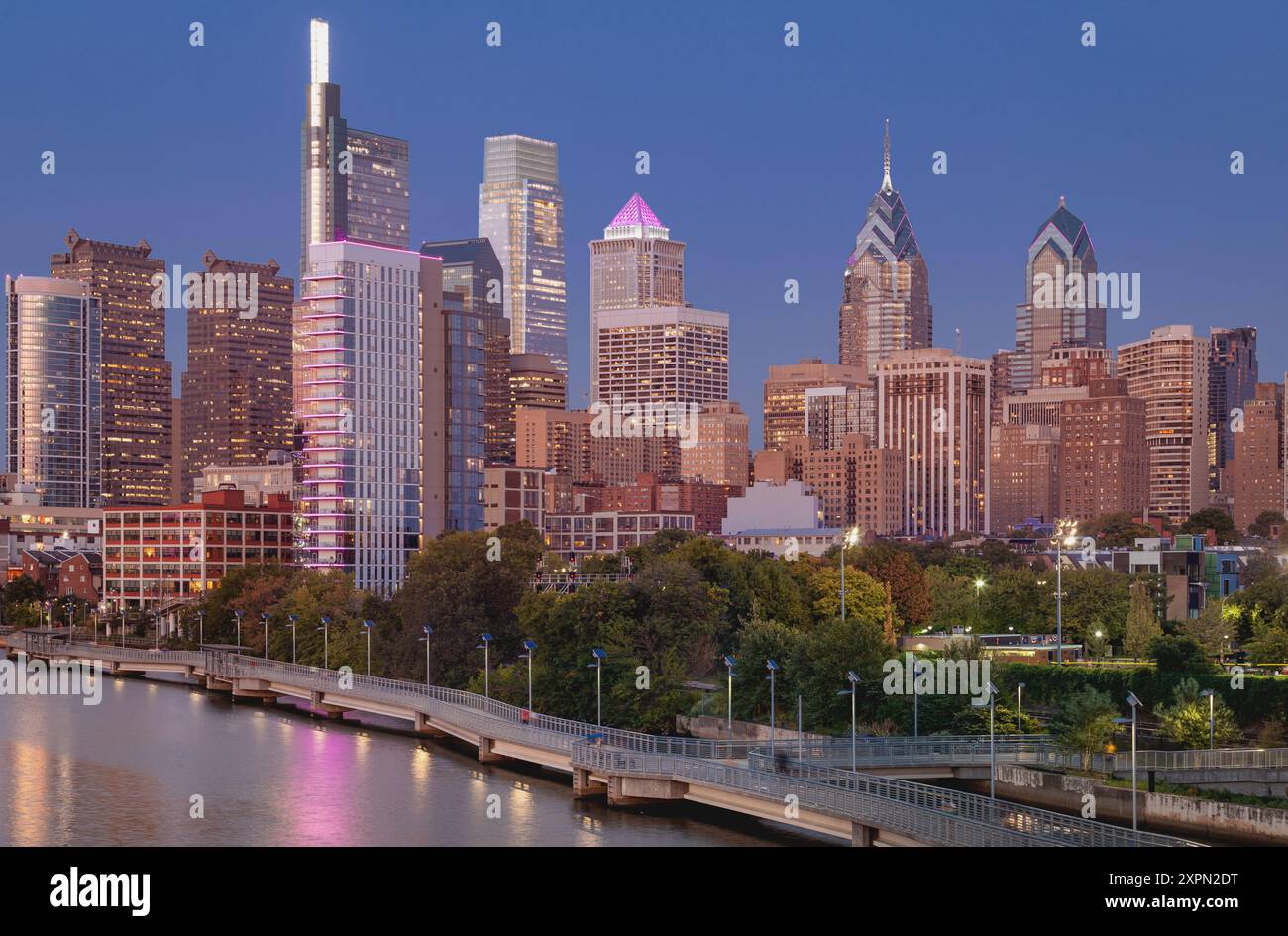 Die Skyline der Innenstadt von Philadelphia bei Nacht mit dem Schuylkill River. Wunderschönes Sonnenuntergangslicht. Schuylkill River Trail im Hintergrund. City Skyline leuchtet und Stockfoto