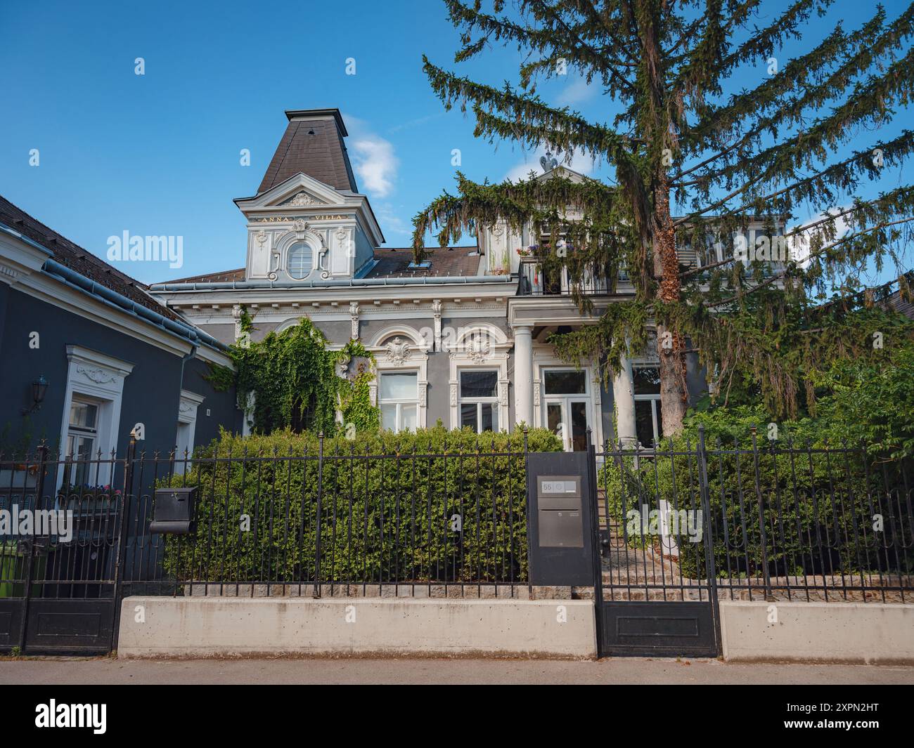 Perchtoldsdorf, Österreich - 22. JULI 2023. Historische Altstadt mit befestigtem Turm, erbaut im 15. Und 16. Jahrhundert. Stadt Perchtoldsdorf, Landkreis Moedling, Niederösterreich. Stockfoto