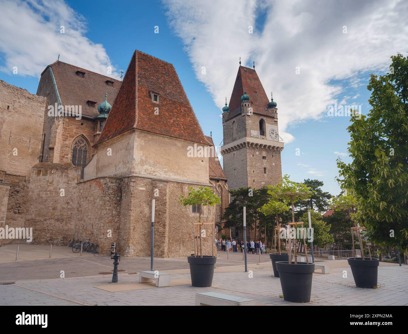 Perchtoldsdorf, Österreich - 22. JULI 2023. Details zur Pfarrkirche hl. Katholische Augustinus-Kirche, erbaut im 15. Und 16. Jahrhundert. Stadt Perchtoldsdorf, Landkreis Moedling, Niederösterreich. Stockfoto