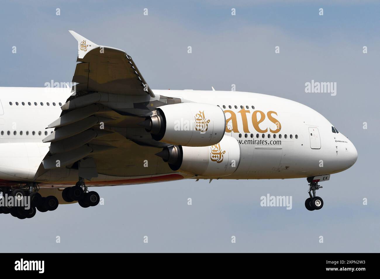 Airbus A380-800 Emirates landet bei Frankfurt Intl. Flughafen in Deutschland. Stockfoto