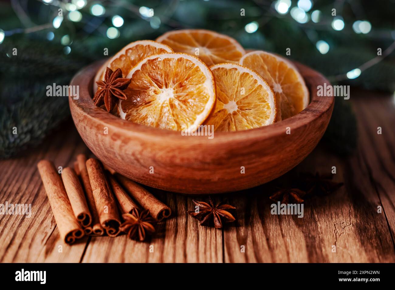 Weihnachtsdekoration mit getrockneten Orangenscheiben, Zimtstangen und Anis-Sternen in Holzschale. Weihnachten oder Neujahr Hintergrund Stockfoto