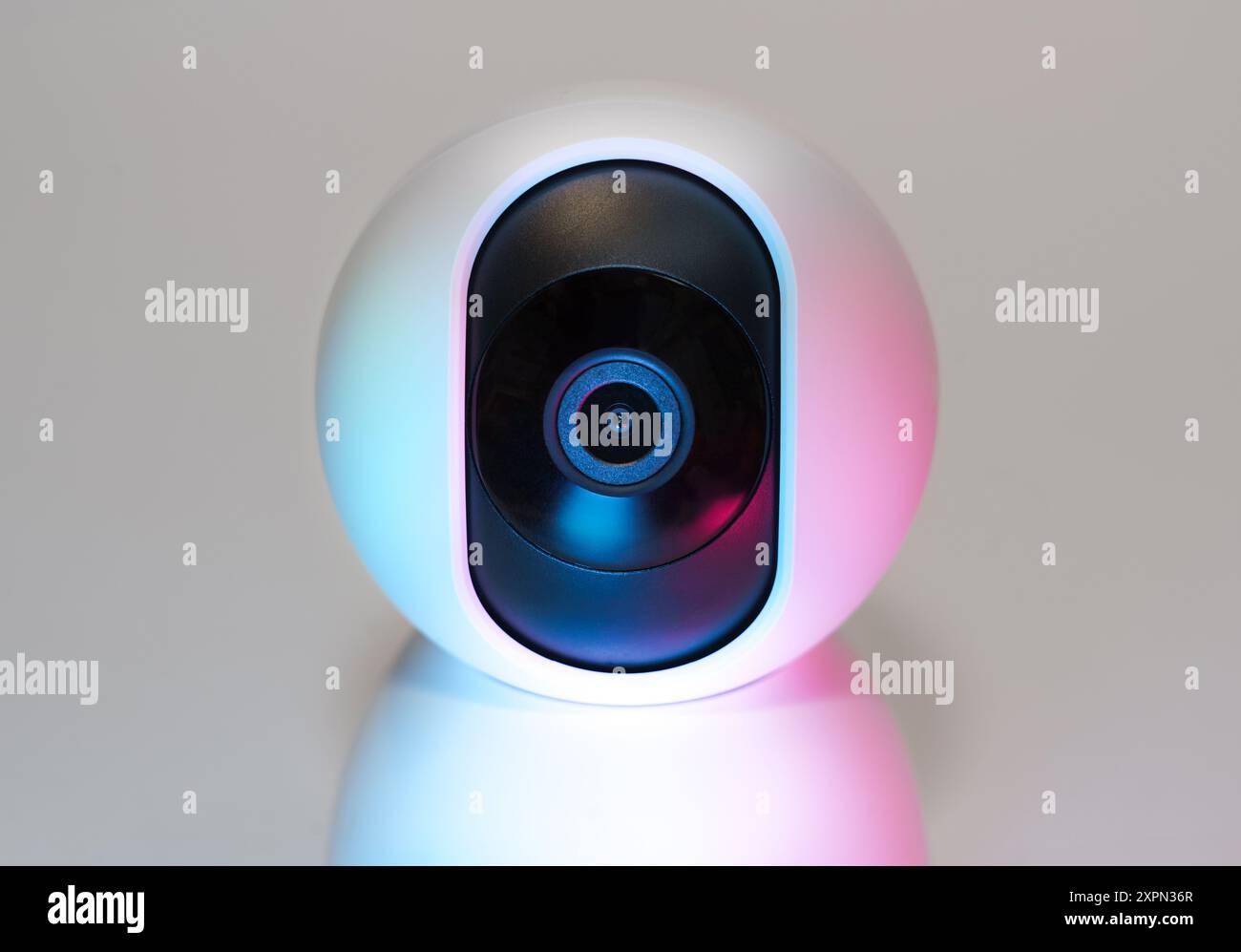 Objektiv für Smart Home Security Kamera. Weiße Neonlichter in Pastellfarben. Stockfoto