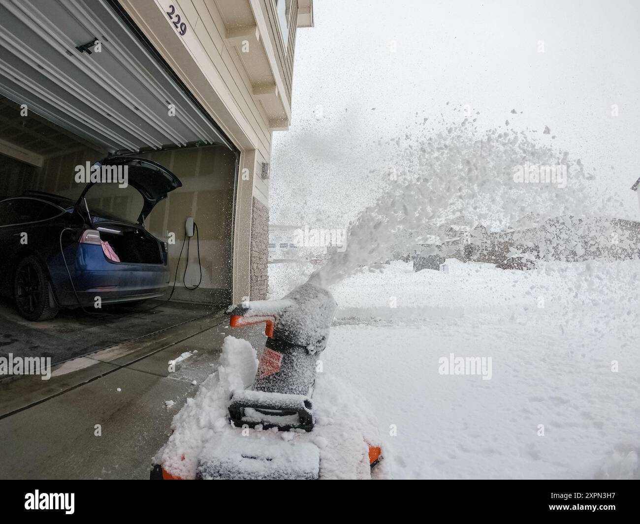 Der Winter bietet eine schneebedeckte Nachbarschaftsszene Stockfoto