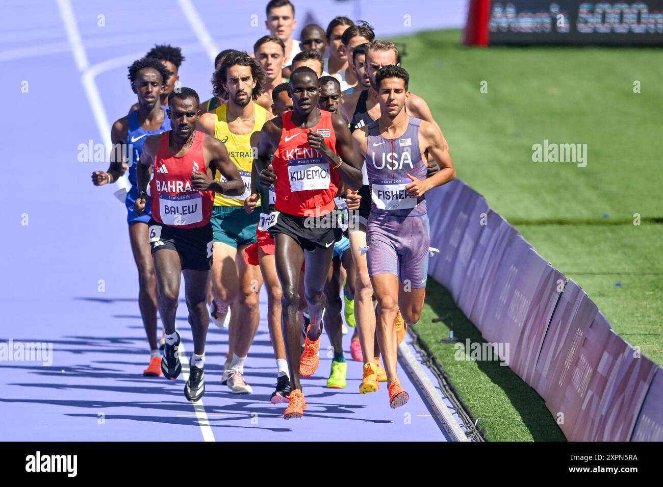 PARIS, FRANKREICH – 7. AUGUST: Ronald Kwemoi aus Kenia, Grant Fisher aus den USA, trat 5000 am 7. August 2024 in Paris am 12. Tag der Leichtathletik-Olympischen Spiele 2024 im Stade de France an. (Foto: Andy Astfalck/BSR Agency) Stockfoto