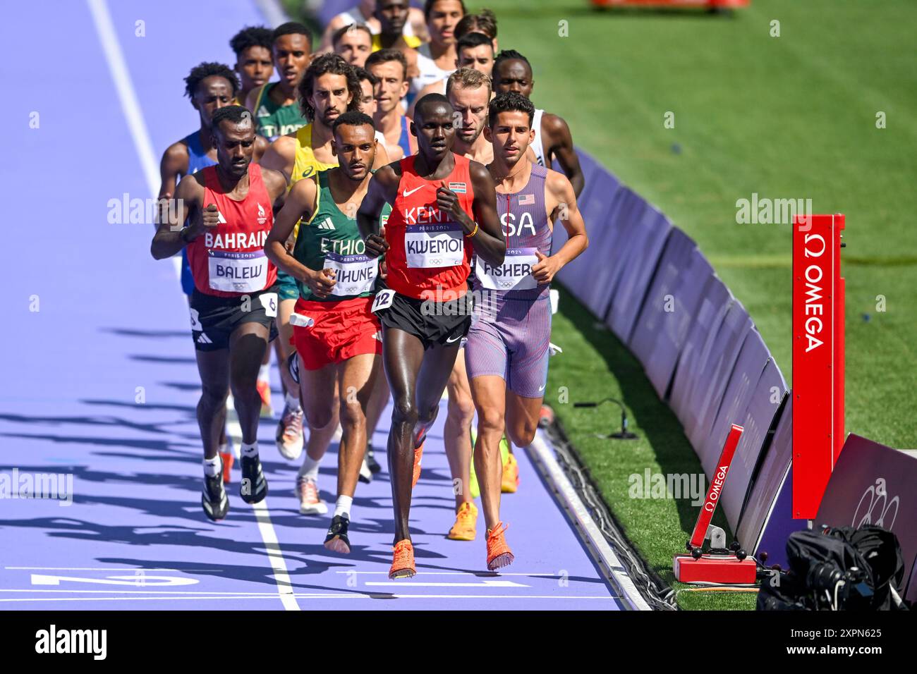 PARIS, FRANKREICH – 7. AUGUST: Ronald Kwemoi aus Kenia, Grant Fisher aus den USA, trat 5000 am 7. August 2024 in Paris am 12. Tag der Leichtathletik-Olympischen Spiele 2024 im Stade de France an. (Foto: Andy Astfalck/BSR Agency) Stockfoto
